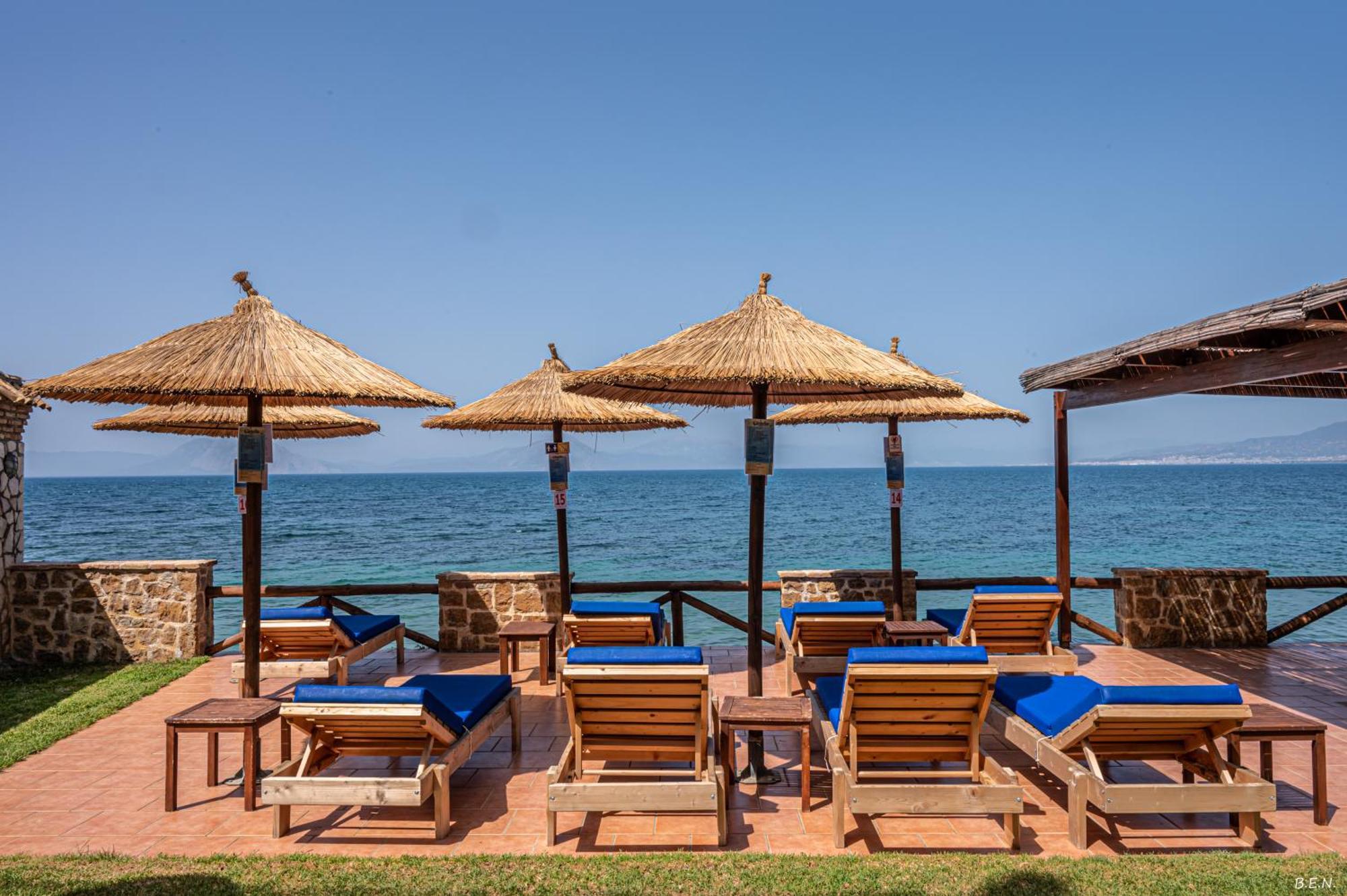 Castella Beach Alissos Eksteriør billede